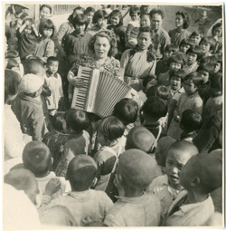 G-6288-FC Lillian with accordian - Intro to Lillian